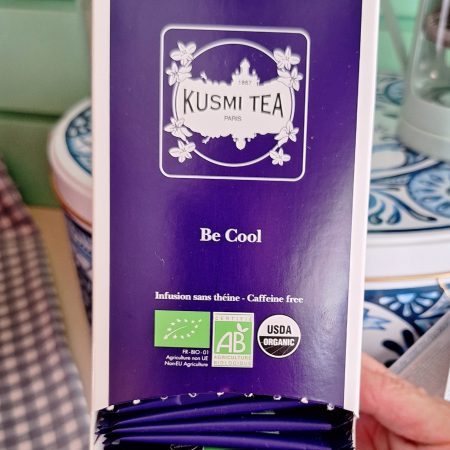 La infusión "Be Cool" de Kusmi Tea es una tisana libre de cafeína (caffeine free) que contiene menta, verbena, regaliz y manzana. Se presenta en una caja con 25 bolsitas cerradas de manera individual. NO contiene cafeína (teína) y es ideal para tomar después de una comida o antes de ir a dormir. ¡Tenemos muchas ganas de que la puedas probar! ¿Quieres conocer otros tés e infusiones de Kusmi Tea? En INHALA Cafés y Tés también tenemos otras infusiones similares como Mango Passion, San Francisco, tisana Equilibrio, Mint Splash, Tila Nights, Cool Mint, Ginger & Lemon, "Piña Colada", Winter time fruit tea y muchas más que podrás descubrir cuando vengas a visitarnos.