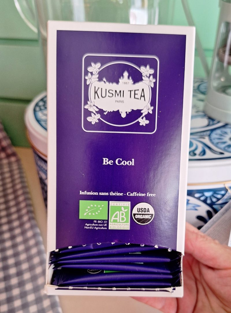 La infusión "Be Cool" de Kusmi Tea es una tisana libre de cafeína (caffeine free) que contiene menta, verbena, regaliz y manzana. Se presenta en una caja con 25 bolsitas cerradas de manera individual. NO contiene cafeína (teína) y es ideal para tomar después de una comida o antes de ir a dormir. ¡Tenemos muchas ganas de que la puedas probar! ¿Quieres conocer otros tés e infusiones de Kusmi Tea? En INHALA Cafés y Tés también tenemos otras infusiones similares como Mango Passion, San Francisco, tisana Equilibrio, Mint Splash, Tila Nights, Cool Mint, Ginger & Lemon, "Piña Colada", Winter time fruit tea y muchas más que podrás descubrir cuando vengas a visitarnos.