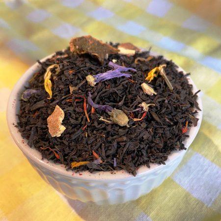 Té negro aromatizado "Summer Nights" en bolsa de 100 gramos, un té ideal para disfrutar también "en frío". A parte de pétalos de flores de girasol y malva, este té lleva piel de naranja, melocotón y albaricoque, una combinación afrutada y super veraniega. Prepara tus "tes fríos" de una manera fácil y disfruta de esta bebida rica en vitaminas y antioxidantes y sobretodo, sin azúcar. Ven a visitarnos, estamos en Granollers!