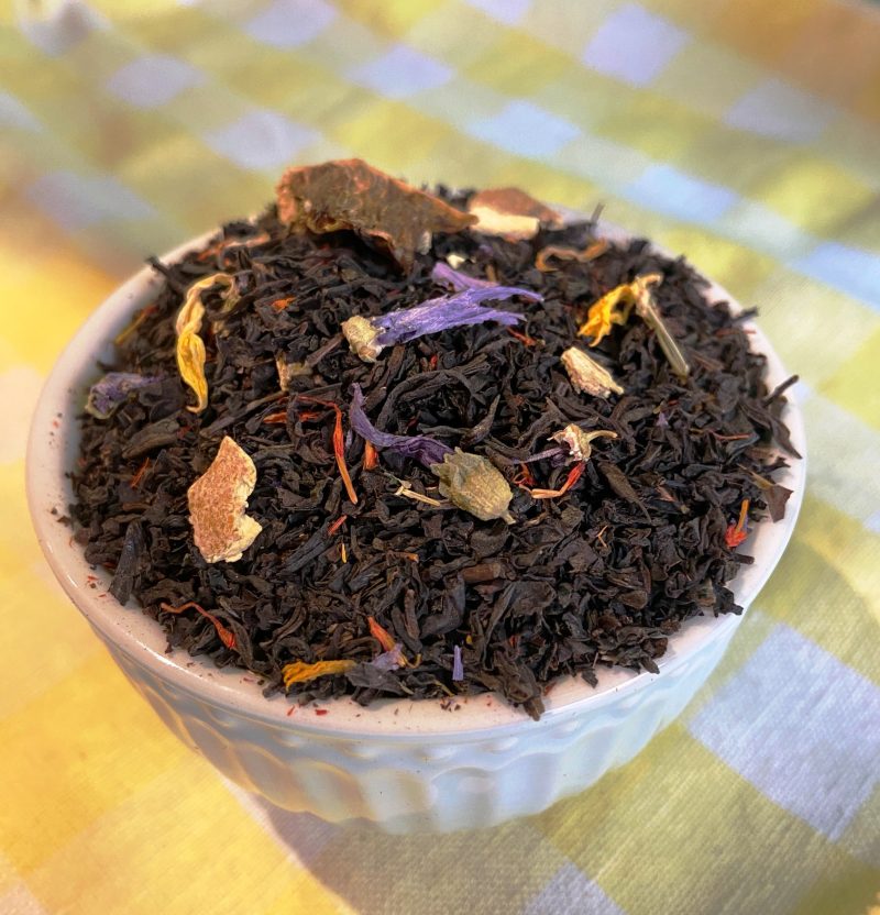 Té negro aromatizado "Summer Nights" en bolsa de 100 gramos, un té ideal para disfrutar también "en frío".

A parte de pétalos de flores de girasol y malva, este té lleva piel de naranja, melocotón y albaricoque, una combinación afrutada y super veraniega.

Prepara tus "tes fríos" de una manera fácil y disfruta de esta bebida rica en vitaminas y antioxidantes y sobretodo, sin azúcar.

Ven a visitarnos, estamos en Granollers!