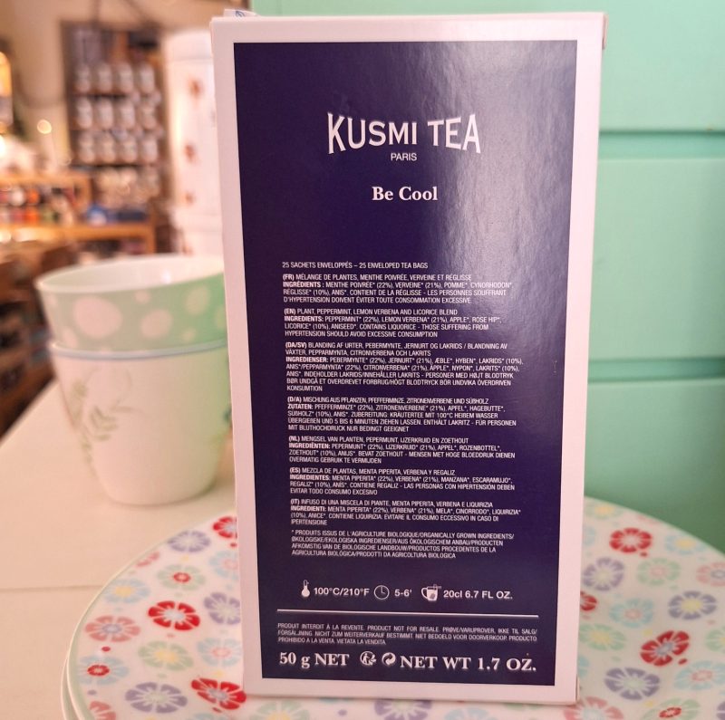 La infusión "Be Cool" de Kusmi Tea es una tisana libre de cafeína (caffeine free) que contiene menta, verbena, regaliz y manzana. Se presenta en una caja con 25 bolsitas cerradas de manera individual. NO contiene cafeína (teína) y es ideal para tomar después de una comida o antes de ir a dormir. ¡Tenemos muchas ganas de que la puedas probar! ¿Quieres conocer otros tés e infusiones de Kusmi Tea? En INHALA Cafés y Tés también tenemos otras infusiones similares como Mango Passion, San Francisco, tisana Equilibrio, Mint Splash, Tila Nights, Cool Mint, Ginger & Lemon, "Piña Colada", Winter time fruit tea y muchas más que podrás descubrir cuando vengas a visitarnos.