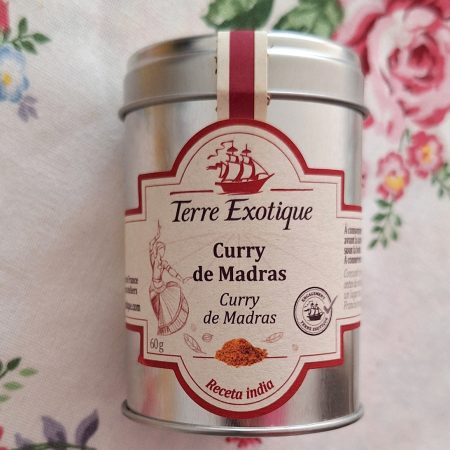 Curry de Madrás auténtico de Tamil Nadu, India, en bote metálico con 60 gramos. Terre Exotique es una firma francesa especializada en ingredientes de alta calidad para disfrutar de las mejores recetas de las cocinas del mundo. En este caso, su Curry de Madrás de India es auténtico, todas las especias indias en tus recetas, carnes, pescados, arroces y muchas verduras, este curry te va a enamorar. Será un complemento perfecto a la hora de hacer un regalo a un amante de los tés Chai. Te esperamos en Portalet, 9 de Granollers, Barcelona con la mejor selección de cafés, tés, infusiones, galletas, chocolates y muchos complementos para la mesa y cocina.