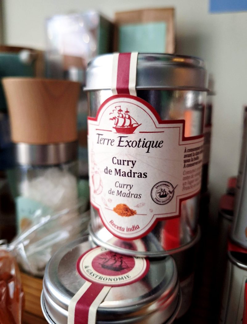 El Curry de Madras en pols de Terre Exotique és original de l'estat Tamil Nadu al Sud de l'Índia. Es presenta en un pot metàl.lic de 60 grams que en obrir-lo totes les aromes de les espècies t'envaïran! Cúrcuma, coriandre, comí, pegre negre, fonoll, mostassa, fenogrec, gingebre, canyella, clau d'olor i cardamom. Terre Exotique és una firma francesa especialitzada en ingredients d'alta qualitat per disfrutar preparant receptes de cuines del món. Aquest "Curry de Madrás" és autèntic de l'Índia i podràs preparar moltes receptes amb verdures, pollastre, carns, peixos, arrossos inclús postres. Podem preparar un lot de productes exòtics juntament amb un te Chai. A la nostra botiga també tenim un producte genial de Terre Exotique, es tracta de la "pell de Yuzu" confitada, un cítric japonès amb un perfum sublim i elegant que recomanem per afegir a un te o Rooibos, o bé per a preparar alguna recepta de pastisseria. T'esperem a Portalet, 9 de Granollers, Barcelona amb una curada selecció de cafès, tes, infusions, galetes, xocolates i molts complements bonics per la teva llar, taula i cuina. *Si ets amant de les espècies, no et pots perdre els Rubs de NOMU.