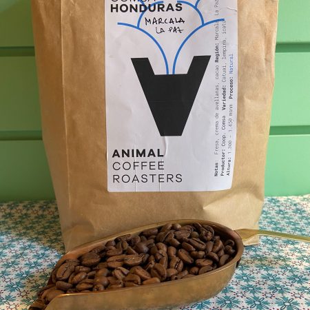 El café de Honduras Comsa, Marcala La Paz es un café de especialidad novedad en nuestra selección de cafés en grano.

Lo podemos moler al momento según el método de preparación que utilices habitualmente.

El productor es la Cooperativa Comsa.

Este café crece a una altura de entre 1300 y 1450 msnm.

Variedad del grano: Catuai, Lempira, Icatú.

El proceso en el beneficio es Natural.

Este café está tostado artesanalmente por Animal Coffee Roasters en Barcelona, su tueste es medio conservando todos sus aromas naturales y sabor auténtico.

La puntuación en cata es de 84 puntos.

Su fragancia es de fresa, crema de avellanas y cacao.

Te esperamos en Portalet, 9 de Granollers, Barcelona con la mejor selección de cafés, tés, infusiones, galletas, chocolates y muchos complementos para la mesa y cocina.