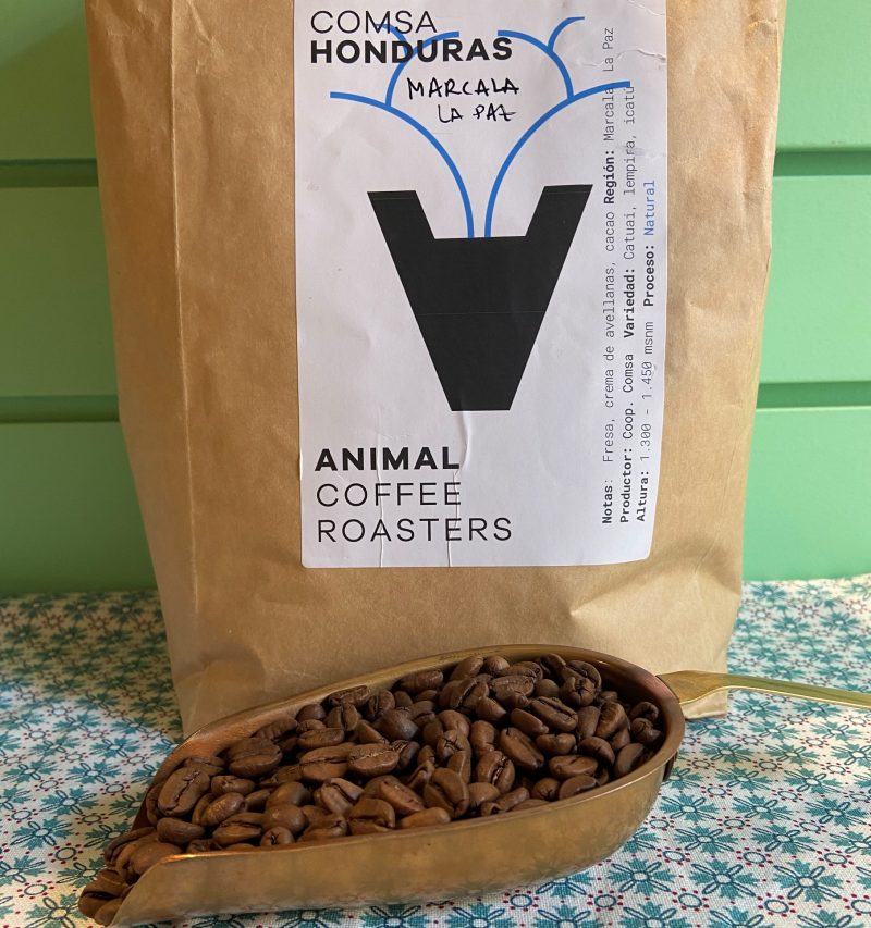 El café de Honduras Comsa, Marcala La Paz es un café de especialidad novedad en nuestra selección de cafés en grano.

Lo podemos moler al momento según el método de preparación que utilices habitualmente.

El productor es la Cooperativa Comsa.

Este café crece a una altura de entre 1300 y 1450 msnm.

Variedad del grano: Catuai, Lempira, Icatú.

El proceso en el beneficio es Natural.

Este café está tostado artesanalmente por Animal Coffee Roasters en Barcelona, su tueste es medio conservando todos sus aromas naturales y sabor auténtico.

La puntuación en cata es de 84 puntos.

Su fragancia es de fresa, crema de avellanas y cacao.

Te esperamos en Portalet, 9 de Granollers, Barcelona con la mejor selección de cafés, tés, infusiones, galletas, chocolates y muchos complementos para la mesa y cocina.