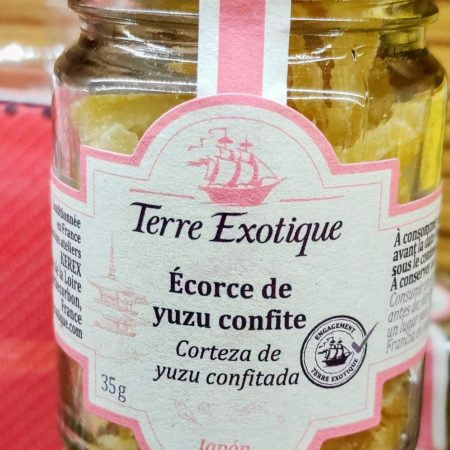 Corteza de cítrico Yuzu confitado y laminado de Terre Exotique en tarro de cristal que contiene 35 gramos de peso neto. Terre Exotique es una firma francesa especializada en ingredientes de alta calidad para gastronomía del mundo, en nuestra tienda también tenemos su Curry de Madrás para tus recetas indias. ¿Quieres saber más del Yuzu? Mira este artículo en nuestro blog. Además, tenemos un té negro muy exclusivo con toda la esencia del cítrico Yuzu, ideal para tomar también «en frío», es una de las novedades más originales en INHALA para este verano. También tenemos una vela con fragancia de Yuzu, descúbrela aquí. En INHALA somos tienda especializada en cafés, tés, infusiones, galletas y chocolates y productos muy gourmet que te sorprenderán. Estamos en Granollers, Barcelona.