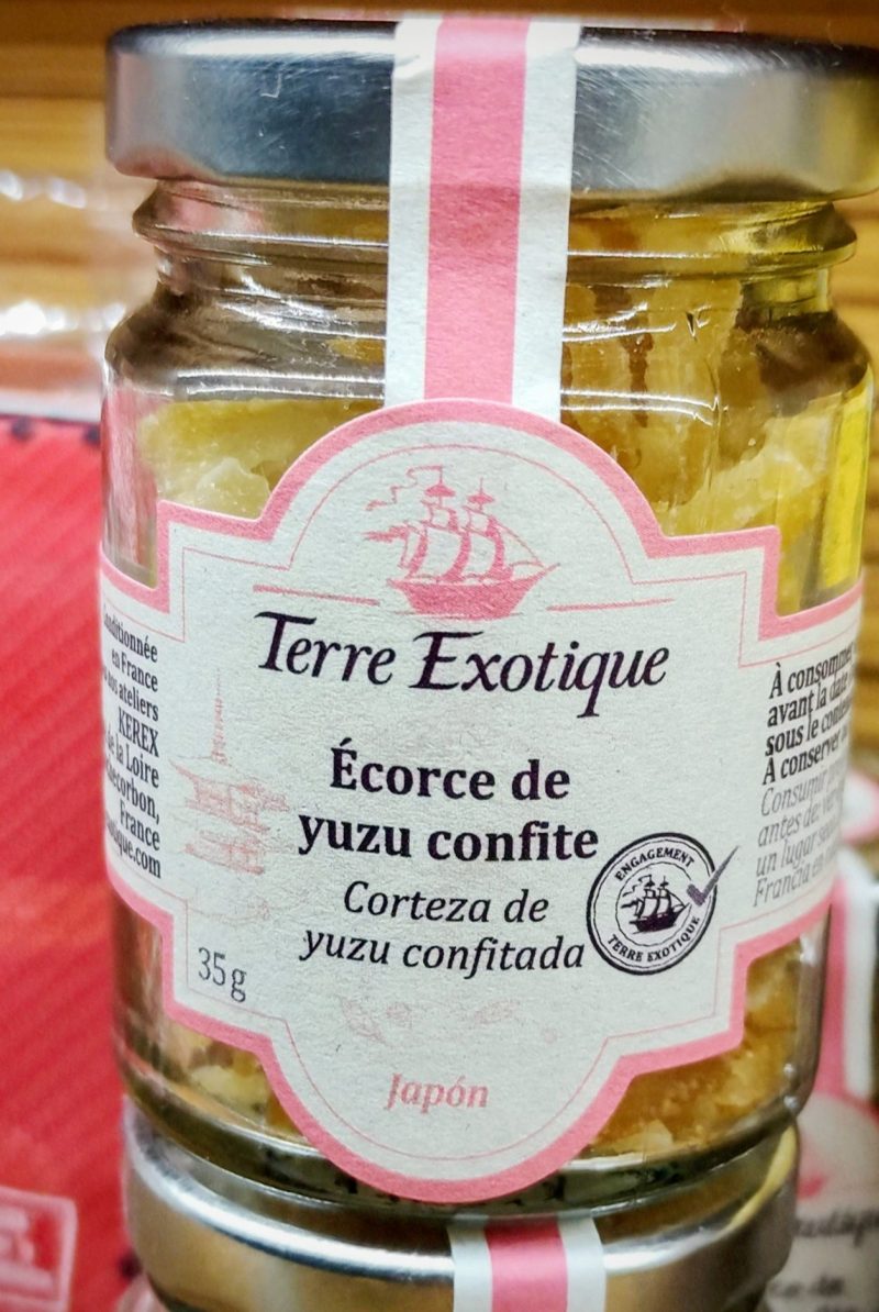 Corteza de cítrico Yuzu confitado y laminado de Terre Exotique en tarro de cristal que contiene 35 gramos de peso neto. Terre Exotique es una firma francesa especializada en ingredientes de alta calidad para gastronomía del mundo, en nuestra tienda también tenemos su Curry de Madrás para tus recetas indias. ¿Quieres saber más del Yuzu? Mira este artículo en nuestro blog. Además, tenemos un té negro muy exclusivo con toda la esencia del cítrico Yuzu, ideal para tomar también «en frío», es una de las novedades más originales en INHALA para este verano. También tenemos una vela con fragancia de Yuzu, descúbrela aquí. En INHALA somos tienda especializada en cafés, tés, infusiones, galletas y chocolates y productos muy gourmet que te sorprenderán. Estamos en Granollers, Barcelona.