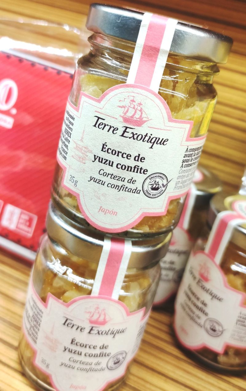 Corteza de cítrico Yuzu confitado y laminado de Terre Exotique en tarro de cristal que contiene 35 gramos de peso neto. Terre Exotique es una firma francesa especializada en ingredientes de alta calidad para gastronomía del mundo, en nuestra tienda también tenemos su Curry de Madrás para tus recetas indias. ¿Quieres saber más del Yuzu? Mira este artículo en nuestro blog. Además, tenemos un té negro muy exclusivo con toda la esencia del cítrico Yuzu, ideal para tomar también «en frío», es una de las novedades más originales en INHALA para este verano. También tenemos una vela con fragancia de Yuzu, descúbrela aquí. En INHALA somos tienda especializada en cafés, tés, infusiones, galletas y chocolates y productos muy gourmet que te sorprenderán. Estamos en Granollers, Barcelona.