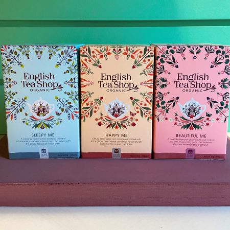 Hemos preparado un Trio de Herbal Teas "English Tea Shop"  encada caja hay 20 bolsitas individuales.

Tendrás para elegir entre Happy Me, Beautiful Me y Sleepy Me, todas riquísimas!

Happy Me tiene los siguientes ingredientes: citronela orgánica (38,5%), manzana orgánica (8%), piel de naranja orgánica (16%), jengibre orgánico (14%), cardamomo orgánica (3%), coriandro (7%), canela (13%), pétalos de caléndula (0,5%).

Sleepy Me tiene los siguiente ingredientes, todos ellos orgánicos: manzanilla (62%), lavanda (12%), hojas de lúpulo (11%), raíz de valeriana (11%) y melisa (4%).

Y  Beautiful Me tiene como ingredientes Rooibos, manzanilla, hibiscus, canela de Ceylan, Golu Kola (centella asiática) y remolacha, una infusión muy agradable y original.

Cada caja contiene 20 bolsitas cerradas individualmente presentadas con un diseño muy alegre y cuidado.

No contienen cafeína y además se trata de un producto ecológico 100%.

Todas ellas son ideales para tomar «en caliente» o «en frío», en verano bien fresquitas, te encantarán.

En INHALA Cafés y Tés somos punto de venta de English Tea Shop, tenemos más de 15 variedades para que puedas elegir ¿cuál será la tuya?

Te esperamos en Portalet, 9 de Granollers, Barcelona con la mejor selección de cafés, tés, infusiones, galletas, chocolates y muchos complementos para la mesa y cocina.