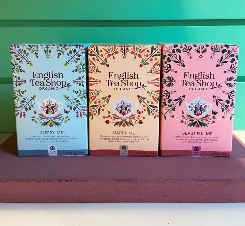 Hemos preparado un Trio de Herbal Teas "English Tea Shop"  encada caja hay 20 bolsitas individuales.

Tendrás para elegir entre Happy Me, Beautiful Me y Sleepy Me, todas riquísimas!

Happy Me tiene los siguientes ingredientes: citronela orgánica (38,5%), manzana orgánica (8%), piel de naranja orgánica (16%), jengibre orgánico (14%), cardamomo orgánica (3%), coriandro (7%), canela (13%), pétalos de caléndula (0,5%).

Sleepy Me tiene los siguiente ingredientes, todos ellos orgánicos: manzanilla (62%), lavanda (12%), hojas de lúpulo (11%), raíz de valeriana (11%) y melisa (4%).

Y  Beautiful Me tiene como ingredientes Rooibos, manzanilla, hibiscus, canela de Ceylan, Golu Kola (centella asiática) y remolacha, una infusión muy agradable y original.

Cada caja contiene 20 bolsitas cerradas individualmente presentadas con un diseño muy alegre y cuidado.

No contienen cafeína y además se trata de un producto ecológico 100%.

Todas ellas son ideales para tomar «en caliente» o «en frío», en verano bien fresquitas, te encantarán.

En INHALA Cafés y Tés somos punto de venta de English Tea Shop, tenemos más de 15 variedades para que puedas elegir ¿cuál será la tuya?

Te esperamos en Portalet, 9 de Granollers, Barcelona con la mejor selección de cafés, tés, infusiones, galletas, chocolates y muchos complementos para la mesa y cocina.