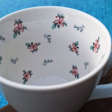 La taza mug Jalia Pale Grey inside de GreenGate es novedad en la colección de Otoño-Invierno de GreenGate. Su estampado floral por la parte interior es precioso, una taza perfecta para tomar un té de INHALA. También tenemos otros complementos que le hacen juego ¿quieres ver otras tazas de GreenGate aquí?. Tiene una capacidad de 300 ml., mide 9 cm. x 10 cm. Apta para microondas y lavavajillas. En INHALA Cafés y Tés somos punto de venta de GreenGate, firma danesa muy exclusiva con tazas y complementos ideales para tus momentos de té y café. Nos puedes encontrar en Portalet, 9, Granollers, Barcelona. Ya sabes que nos encantaría recibirte en nuestra tienda, podremos enseñarte todo y tomaremos un té o café juntos.