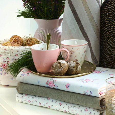 La taza sin asa Latte cup Junia White forma parte de la nueva colección de Otoño-Invierno de GreenGate.

Tiene una capacidad de 350 ml.

En INHALA somos punto de venta de GreenGate desde hace muchos años, adoramos sus tazas de porcelana y los complementos para la mesa, cocina y hogar, sobretodo todo lo relacionado con los cafés y tés.

Estamos en Portalet, 9 de Granollers, Barcelona.

Y nuestra tienda Online está abierta 24/7, te esperamos.