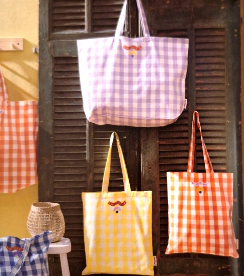 Bolso Tote bag algodón cuadros grandes color lila amarillo naranja azul Inhala Cafés y Tés Granollers Barcelona