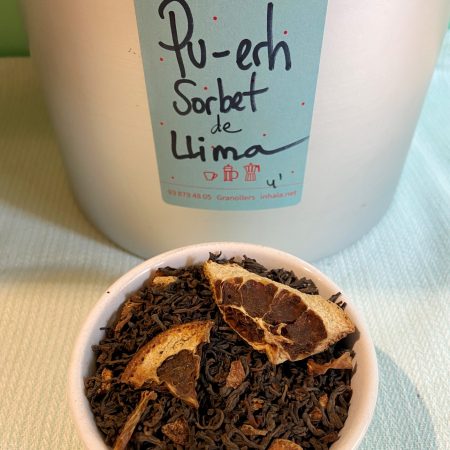 El té Pu-erh Sorbete de Lima tiene como ingredientes piel de lima y un ligero toque de vainilla.

El té Pu-erh proviene de la provincia de Yunnan en China y el nuestro además es bio 100%.

El té Pu-erh es reconocido en el mundo entero por sus propiedades saludables pues se trata de un té muy depurativo, rico en antioxidantes, minerales y vitaminas.

Su sabor es completo, rico, con mucho cuerpo y su astringencia es media.

El tiempo de infusión recomendado es de 4 minutos y la temperatura ideal del agua para preparar este té Pu-erh es de 90ºC.

En INHALA hemos seleccionado los siguientes tés Pu-erh:

Pu-erh Imperial Natural

Pu-erh Chai

Pu-erh Fresh

Pu-erh Spicy

Pu-erh Cranberries

Pu-erh Vainilla Bourbon

Pu-erh "Citric Summer", ideal para tomar bien frío

Pu-erh Frutos del Bosque e Higos




¿Quieres una muestra y lo pruebas en casa?

Te apetece conocer nuestra selección de tés?

En INHALA Cafés y Tés seleccionamos todo aquello que necesitas para que tus momentos tés y cafés sean perfectos.

Estamos en Portalet, 9, Granollers, Barcelona.