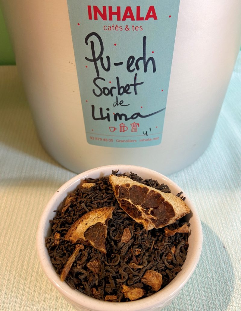 El té Pu-erh Sorbete de Lima tiene como ingredientes piel de lima y un ligero toque de vainilla.

El té Pu-erh proviene de la provincia de Yunnan en China y el nuestro además es bio 100%.

El té Pu-erh es reconocido en el mundo entero por sus propiedades saludables pues se trata de un té muy depurativo, rico en antioxidantes, minerales y vitaminas.

Su sabor es completo, rico, con mucho cuerpo y su astringencia es media.

El tiempo de infusión recomendado es de 4 minutos y la temperatura ideal del agua para preparar este té Pu-erh es de 90ºC.

En INHALA hemos seleccionado los siguientes tés Pu-erh:

Pu-erh Imperial Natural

Pu-erh Chai

Pu-erh Fresh

Pu-erh Spicy

Pu-erh Cranberries

Pu-erh Vainilla Bourbon

Pu-erh "Citric Summer", ideal para tomar bien frío

Pu-erh Frutos del Bosque e Higos




¿Quieres una muestra y lo pruebas en casa?

Te apetece conocer nuestra selección de tés?

En INHALA Cafés y Tés seleccionamos todo aquello que necesitas para que tus momentos tés y cafés sean perfectos.

Estamos en Portalet, 9, Granollers, Barcelona.