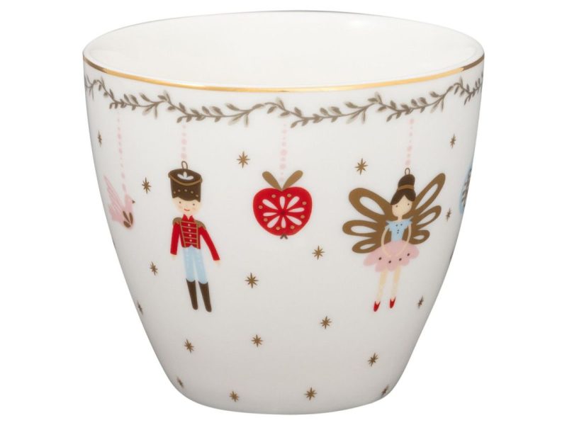 La taza sin asa Latte cup Cindarella White de GreenGate es una edición limitada pensada en esta Navidad.

Tiene una capacidad de 350 ml. y mide 9 cm. x 10 cm.

NO apta para microondas ni lavavajillas, debido a su acabado dorado.

En INHALA somos punto de venta de GreenGate desde hace muchos años, adoramos sus tazas de porcelana y los complementos para la mesa, cocina y hogar, sobretodo todo lo relacionado con los cafés y tés.

Estamos en Portalet, 9 de Granollers, Barcelona.

Y nuestra tienda Online está abierta 24/7, te esperamos.