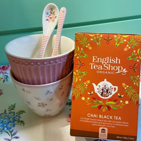 El té negro Black Chai de English Tea Shop viene presentado en una caja con 20 bolsitas individuales y sus ingredientes son té negro, canela, jengibre, clavo y pimienta negra.

El Chai es la bebida tradicional de la Índia, un té negro con muchas especias, leche bien caliente y un poco dulce.

Con el Chai de English Tea Shop será muy fácil transportarte mientras tomas este especiado té.

Deja infusionar durante 3-4 minutos en agua a 95ºC, si te gusta más intenso, déjalo unos minutos más.

Añade leche de vaca o vegetal a tu gusto, cierra los ojos...

Cada caja contiene 20 bolsitas presentadas individualmente con un diseño moderno y muy cuidado.

En INHALA Cafés y Tés somos punto de venta de English Tea Shop, tenemos más de 15 variedades a elegir.

Tomar un té o infusión en una taza bonita hace que tu tea time sea mucho más especial.

¿Has visto qué taza tan bonita de GreenGate acompaña a este té Chai?

Si quieres ver otras tazas de GreenGate, mira aquí.

Podemos preparar regalos muy originales combinando alguna taza con algún chocolate, café o té.

Te esperamos en Portalet, 9 de Granollers, Barcelona con la mejor selección de cafés, tés, infusiones, galletas, chocolates y muchos complementos para la mesa y cocina.

Si no puedes venir a nuestra tienda y elegir, te podemos sugerir ideas y una vez preparado, lo enviaremos dónde tú nos digas.