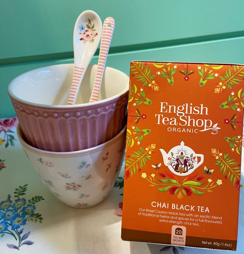 El té negro Black Chai de English Tea Shop viene presentado en una caja con 20 bolsitas individuales y sus ingredientes son té negro, canela, jengibre, clavo y pimienta negra.

El Chai es la bebida tradicional de la Índia, un té negro con muchas especias, leche bien caliente y un poco dulce.

Con el Chai de English Tea Shop será muy fácil transportarte mientras tomas este especiado té.

Deja infusionar durante 3-4 minutos en agua a 95ºC, si te gusta más intenso, déjalo unos minutos más.

Añade leche de vaca o vegetal a tu gusto, cierra los ojos...

Cada caja contiene 20 bolsitas presentadas individualmente con un diseño moderno y muy cuidado.

En INHALA Cafés y Tés somos punto de venta de English Tea Shop, tenemos más de 15 variedades a elegir.

Tomar un té o infusión en una taza bonita hace que tu tea time sea mucho más especial.

¿Has visto qué taza tan bonita de GreenGate acompaña a este té Chai?

Si quieres ver otras tazas de GreenGate, mira aquí.

Podemos preparar regalos muy originales combinando alguna taza con algún chocolate, café o té.

Te esperamos en Portalet, 9 de Granollers, Barcelona con la mejor selección de cafés, tés, infusiones, galletas, chocolates y muchos complementos para la mesa y cocina.

Si no puedes venir a nuestra tienda y elegir, te podemos sugerir ideas y una vez preparado, lo enviaremos dónde tú nos digas.