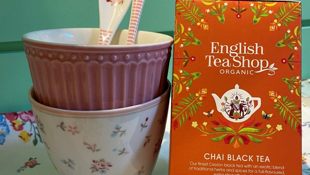 El té negro Black Chai de English Tea Shop viene presentado en una caja con 20 bolsitas individuales y sus ingredientes son té negro, canela, jengibre, clavo y pimienta negra.

El Chai es la bebida tradicional de la Índia, un té negro con muchas especias, leche bien caliente y un poco dulce.

Con el Chai de English Tea Shop será muy fácil transportarte mientras tomas este especiado té.

Deja infusionar durante 3-4 minutos en agua a 95ºC, si te gusta más intenso, déjalo unos minutos más.

Añade leche de vaca o vegetal a tu gusto, cierra los ojos...

Cada caja contiene 20 bolsitas presentadas individualmente con un diseño moderno y muy cuidado.

En INHALA Cafés y Tés somos punto de venta de English Tea Shop, tenemos más de 15 variedades a elegir.

Tomar un té o infusión en una taza bonita hace que tu tea time sea mucho más especial.

¿Has visto qué taza tan bonita de GreenGate acompaña a este té Chai?

Si quieres ver otras tazas de GreenGate, mira aquí.

Podemos preparar regalos muy originales combinando alguna taza con algún chocolate, café o té.

Te esperamos en Portalet, 9 de Granollers, Barcelona con la mejor selección de cafés, tés, infusiones, galletas, chocolates y muchos complementos para la mesa y cocina.

Si no puedes venir a nuestra tienda y elegir, te podemos sugerir ideas y una vez preparado, lo enviaremos dónde tú nos digas.