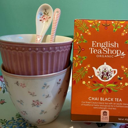 El té negro Black Chai de English Tea Shop viene presentado en una caja con 20 bolsitas individuales y sus ingredientes son té negro, canela, jengibre, clavo y pimienta negra.

El Chai es la bebida tradicional de la Índia, un té negro con muchas especias, leche bien caliente y un poco dulce.

Con el Chai de English Tea Shop será muy fácil transportarte mientras tomas este especiado té.

Deja infusionar durante 3-4 minutos en agua a 95ºC, si te gusta más intenso, déjalo unos minutos más.

Añade leche de vaca o vegetal a tu gusto, cierra los ojos...

Cada caja contiene 20 bolsitas presentadas individualmente con un diseño moderno y muy cuidado.

En INHALA Cafés y Tés somos punto de venta de English Tea Shop, tenemos más de 15 variedades a elegir.

Tomar un té o infusión en una taza bonita hace que tu tea time sea mucho más especial.

¿Has visto qué taza tan bonita de GreenGate acompaña a este té Chai?

Si quieres ver otras tazas de GreenGate, mira aquí.

Podemos preparar regalos muy originales combinando alguna taza con algún chocolate, café o té.

Te esperamos en Portalet, 9 de Granollers, Barcelona con la mejor selección de cafés, tés, infusiones, galletas, chocolates y muchos complementos para la mesa y cocina.

Si no puedes venir a nuestra tienda y elegir, te podemos sugerir ideas y una vez preparado, lo enviaremos dónde tú nos digas.