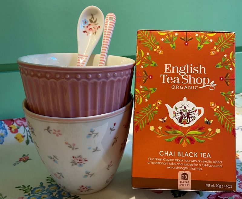 El té negro Black Chai de English Tea Shop viene presentado en una caja con 20 bolsitas individuales y sus ingredientes son té negro, canela, jengibre, clavo y pimienta negra.

El Chai es la bebida tradicional de la Índia, un té negro con muchas especias, leche bien caliente y un poco dulce.

Con el Chai de English Tea Shop será muy fácil transportarte mientras tomas este especiado té.

Deja infusionar durante 3-4 minutos en agua a 95ºC, si te gusta más intenso, déjalo unos minutos más.

Añade leche de vaca o vegetal a tu gusto, cierra los ojos...

Cada caja contiene 20 bolsitas presentadas individualmente con un diseño moderno y muy cuidado.

En INHALA Cafés y Tés somos punto de venta de English Tea Shop, tenemos más de 15 variedades a elegir.

Tomar un té o infusión en una taza bonita hace que tu tea time sea mucho más especial.

¿Has visto qué taza tan bonita de GreenGate acompaña a este té Chai?

Si quieres ver otras tazas de GreenGate, mira aquí.

Podemos preparar regalos muy originales combinando alguna taza con algún chocolate, café o té.

Te esperamos en Portalet, 9 de Granollers, Barcelona con la mejor selección de cafés, tés, infusiones, galletas, chocolates y muchos complementos para la mesa y cocina.

Si no puedes venir a nuestra tienda y elegir, te podemos sugerir ideas y una vez preparado, lo enviaremos dónde tú nos digas.