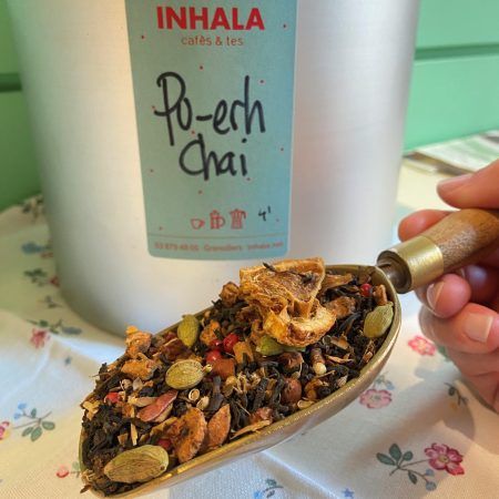 Nuestro Pu-erh Chai es un blend que lleva trozos de piel de naranja, cardamomo, clavo de olor, canela, vainilla y trocitos de manzana.

El té Pu-erh proviene de la provincia de Yunnan en China y el nuestro además es bio 100%.

El té Pu-erh es reconocido en el mundo entero por sus propiedades saludables pues se trata de un té muy depurativo, rico en antioxidantes, minerales y vitaminas.

Su sabor es completo, rico, con mucho cuerpo y su astringencia es media.

El tiempo de infusión recomendado es de 3 a 5 minutos y la temperatura ideal del agua para preparar este té Pu-erh es de 90ºC.

¿Quieres una muestra y lo pruebas en casa?

Te apetece conocer otros tés de nuestra selección?

En INHALA Cafés y Tés seleccionamos todo aquello que necesitas para que tus momentos tés y cafés sean perfectos.

Estamos en Portalet, 9, Granollers, Barcelona.