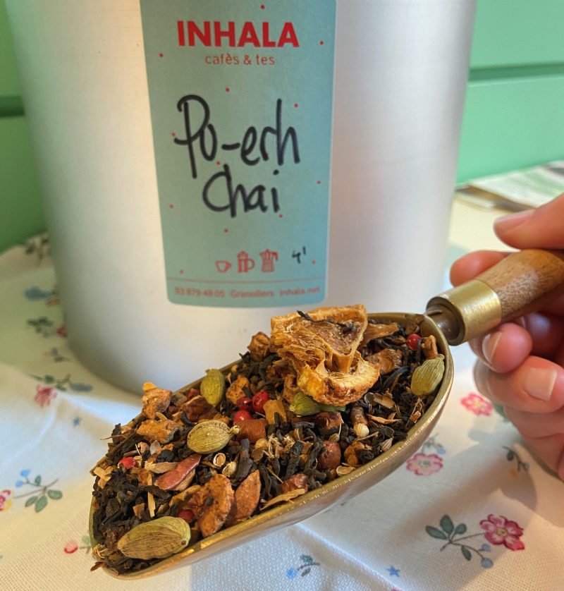 Nuestro Pu-erh Chai es un blend que lleva trozos de piel de naranja, cardamomo, clavo de olor, canela, vainilla y trocitos de manzana.

El té Pu-erh proviene de la provincia de Yunnan en China y el nuestro además es bio 100%.

El té Pu-erh es reconocido en el mundo entero por sus propiedades saludables pues se trata de un té muy depurativo, rico en antioxidantes, minerales y vitaminas.

Su sabor es completo, rico, con mucho cuerpo y su astringencia es media.

El tiempo de infusión recomendado es de 3 a 5 minutos y la temperatura ideal del agua para preparar este té Pu-erh es de 90ºC.

¿Quieres una muestra y lo pruebas en casa?

Te apetece conocer otros tés de nuestra selección?

En INHALA Cafés y Tés seleccionamos todo aquello que necesitas para que tus momentos tés y cafés sean perfectos.

Estamos en Portalet, 9, Granollers, Barcelona.