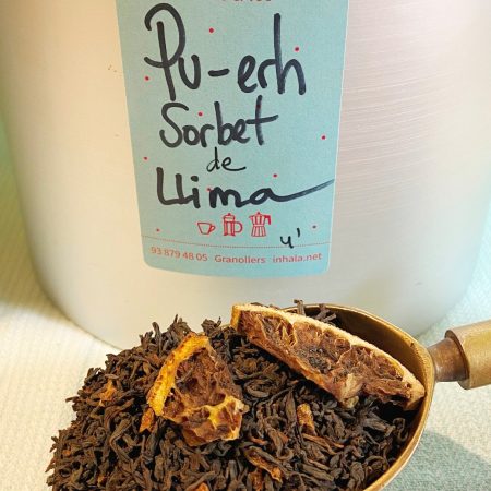 El té Pu-erh Sorbete de Lima tiene como ingredientes la piel de lima y un ligero toque de vainilla.

El té Pu-erh proviene de la provincia de Yunnan en China y el nuestro además es bio 100%.

El té Pu-erh es reconocido en el mundo entero por sus propiedades saludables pues se trata de un té muy depurativo, rico en antioxidantes, minerales y vitaminas.

Su sabor es completo, rico, con mucho cuerpo y su astringencia es media.

El tiempo de infusión recomendado es de 4 minutos y la temperatura ideal del agua para preparar este té Pu-erh es de 90ºC.

En INHALA hemos seleccionado los siguientes tés Pu-erh:

Pu-erh Imperial Natural

Pu-erh Chai

Pu-erh Fresh

Pu-erh Spicy

Pu-erh Cranberries

Pu-erh Vainilla Bourbon

Pu-erh "Citric Summer", ideal para tomar bien frío

Pu-erh Frutos del Bosque e Higos

¿Quieres una muestra y lo pruebas en casa?

¿Te apetece conocer nuestra selección de tés?

En INHALA Cafés y Tés seleccionamos todo aquello que necesitas para que tus momentos tés y cafés sean perfectos.

Estamos en Portalet, 9, Granollers, Barcelona.