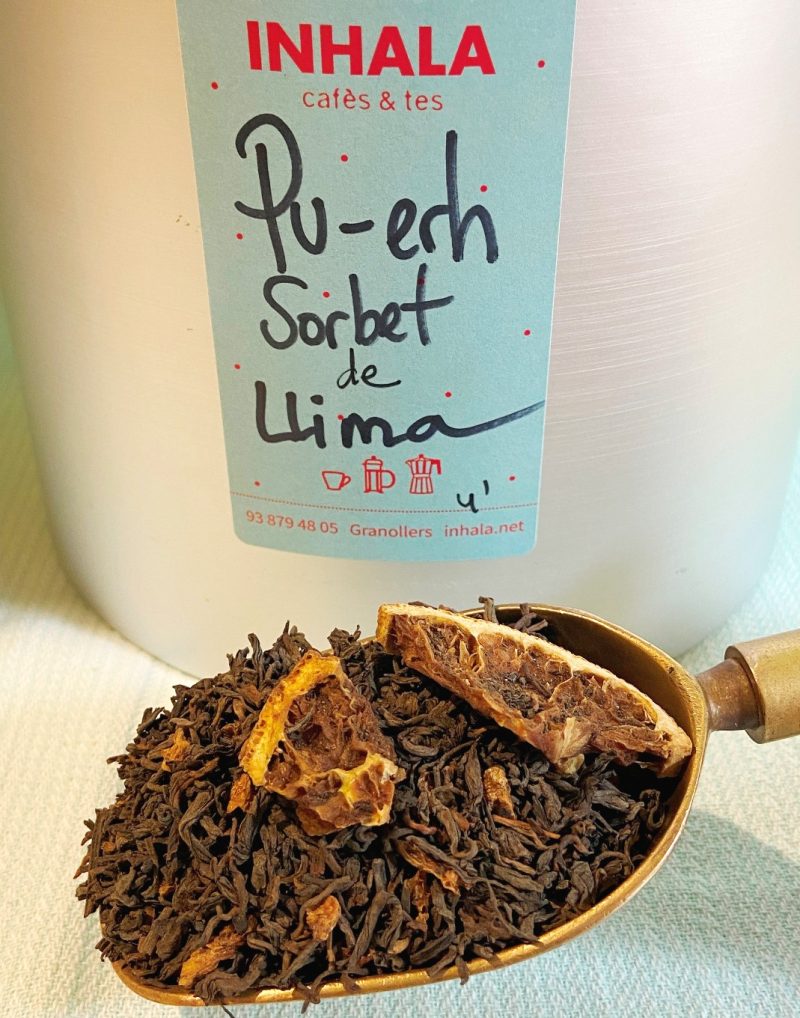 El té Pu-erh Sorbete de Lima tiene como ingredientes la piel de lima y un ligero toque de vainilla.

El té Pu-erh proviene de la provincia de Yunnan en China y el nuestro además es bio 100%.

El té Pu-erh es reconocido en el mundo entero por sus propiedades saludables pues se trata de un té muy depurativo, rico en antioxidantes, minerales y vitaminas.

Su sabor es completo, rico, con mucho cuerpo y su astringencia es media.

El tiempo de infusión recomendado es de 4 minutos y la temperatura ideal del agua para preparar este té Pu-erh es de 90ºC.

En INHALA hemos seleccionado los siguientes tés Pu-erh:

Pu-erh Imperial Natural

Pu-erh Chai

Pu-erh Fresh

Pu-erh Spicy

Pu-erh Cranberries

Pu-erh Vainilla Bourbon

Pu-erh "Citric Summer", ideal para tomar bien frío

Pu-erh Frutos del Bosque e Higos

¿Quieres una muestra y lo pruebas en casa?

¿Te apetece conocer nuestra selección de tés?

En INHALA Cafés y Tés seleccionamos todo aquello que necesitas para que tus momentos tés y cafés sean perfectos.

Estamos en Portalet, 9, Granollers, Barcelona.