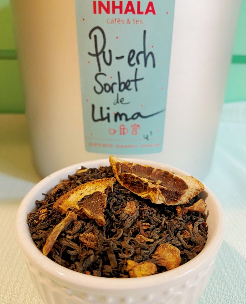 El té Pu-erh Sorbete de Lima tiene como ingredientes la piel de lima y un ligero toque de vainilla.

El té Pu-erh proviene de la provincia de Yunnan en China y el nuestro además es bio 100%.

El té Pu-erh es reconocido en el mundo entero por sus propiedades saludables pues se trata de un té muy depurativo, rico en antioxidantes, minerales y vitaminas.

Su sabor es completo, rico, con mucho cuerpo y su astringencia es media.

El tiempo de infusión recomendado es de 4 minutos y la temperatura ideal del agua para preparar este té Pu-erh es de 90ºC.

En INHALA hemos seleccionado los siguientes tés Pu-erh:

Pu-erh Imperial Natural

Pu-erh Chai

Pu-erh Fresh

Pu-erh Spicy

Pu-erh Cranberries

Pu-erh Vainilla Bourbon

Pu-erh "Citric Summer", ideal para tomar bien frío

Pu-erh Frutos del Bosque e Higos

¿Quieres una muestra y lo pruebas en casa?

¿Te apetece conocer nuestra selección de tés?

En INHALA Cafés y Tés seleccionamos todo aquello que necesitas para que tus momentos tés y cafés sean perfectos.

Estamos en Portalet, 9, Granollers, Barcelona.