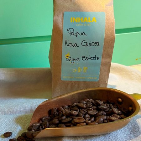 El café de Papúa Nueva Guinea Sigri Estate es un café muy exótico y especial.

Se trata de un café muy equilibrado en acidez y cuerpo, con notas de frutos rojos, frutas tropicales, con un toque de limón, naranja y chocolate.

Este café crece a 1500 metros (sobre el nivel del mar) en la región Western Highlands, Mt. Hagen.

Se recoge y selecciona manualmente.

Las variedades son Typica, Bourbon, Maragogype y Arusha.

Proceso: Lavado.

Nuestros cafés son servidos en paquetes de 250 gramos.  ¿Cómo lo quieres, molido o «en grano»?

En INHALA te ofrecemos selectos cafés, tés, chocolates, ricas galletas y más productos gourmet.

Estamos en Portalet, 9, Granollers, Barcelona y también en nuestra e-Shop, abierta 24/7.