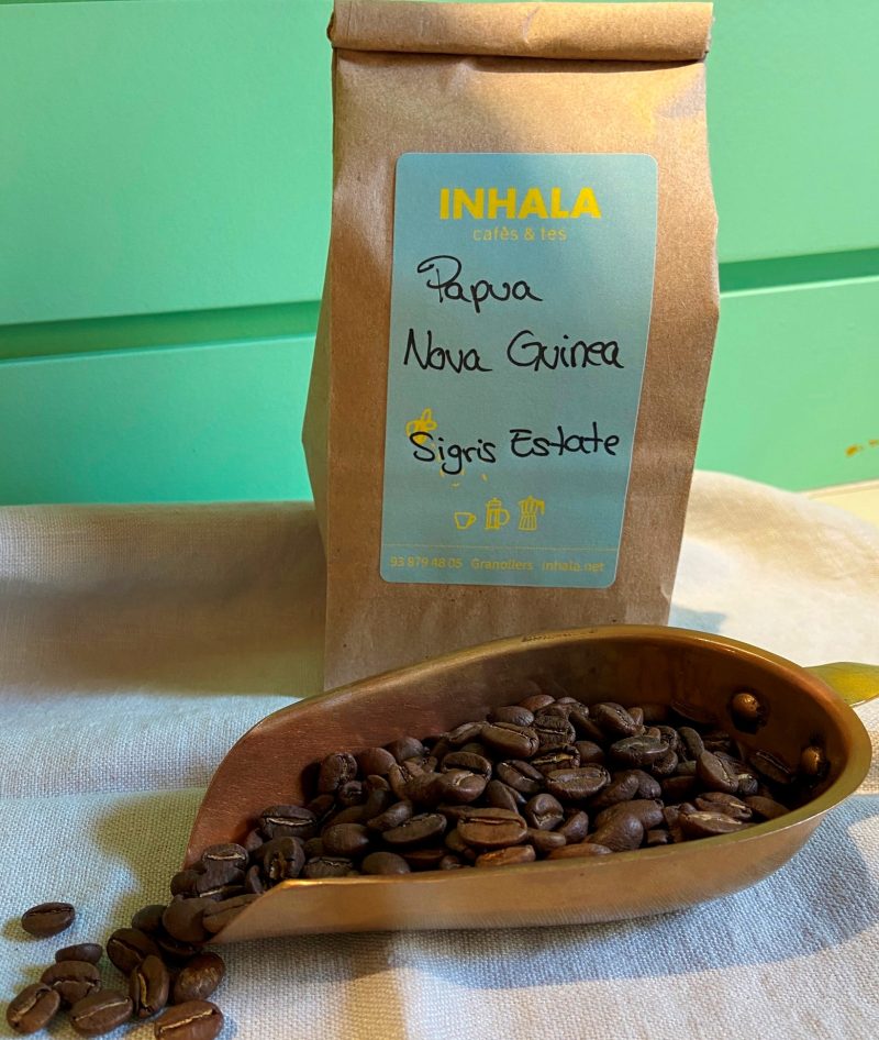 El café de Papúa Nueva Guinea Sigri Estate es un café muy exótico y especial.

Se trata de un café muy equilibrado en acidez y cuerpo, con notas de frutos rojos, frutas tropicales, con un toque de limón, naranja y chocolate.

Este café crece a 1500 metros (sobre el nivel del mar) en la región Western Highlands, Mt. Hagen.

Se recoge y selecciona manualmente.

Las variedades son Typica, Bourbon, Maragogype y Arusha.

Proceso: Lavado.

Nuestros cafés son servidos en paquetes de 250 gramos.  ¿Cómo lo quieres, molido o «en grano»?

En INHALA te ofrecemos selectos cafés, tés, chocolates, ricas galletas y más productos gourmet.

Estamos en Portalet, 9, Granollers, Barcelona y también en nuestra e-Shop, abierta 24/7.