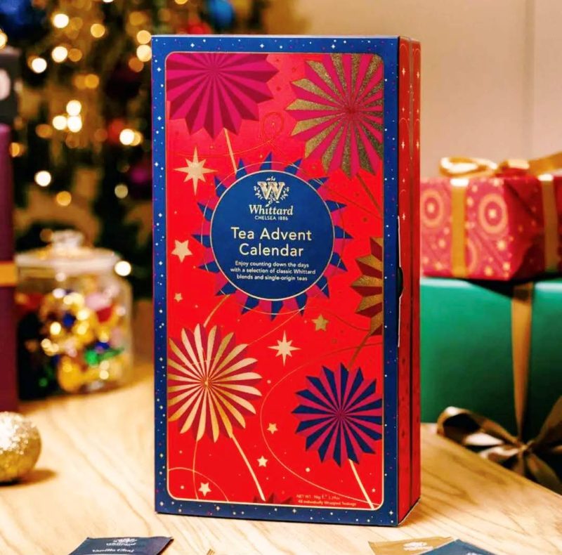 El Calendario de Adviento de Tés de Whittard Chelsea contiene 24 ventanas y en cada una hay 2 tés o infusiones, en total podrás disfrutar de 48 tés o infusiones diferentes.

¿Qué vas a encontrar?

Christmas Tea, Darjeeling, Darling Grey, Earl Grey, Elderflower & Apple, English Breakfast, English Rose, Festive Breakfast y las siguientes infusiones sin cafeína: Lemon & Ginger, Mango & Bergamot, Camomile (Manzanilla), Peppermint (Menta), Rooibos, Peach (melocotón), Raspberry & Rose, Refresh, Sleepy, Very Berry Crush y Mulled Wine.

Estos tés son aptos para vegetarianos y veganos.

Este Calendario presentado en una preciosa caha es ideal para regalar a un «tea lover» por Navidad combinándola con algunas galletas y chocolates, puedes encontrar inspiración aquí.

En INHALA somos expertas en tés, infusiones y cafés, nos avalan 30 años de experiencia.

Te esperamos en nuestra tienda de Portalet, 9 de Granollers, Barcelona, muchas ganas de conocerte.