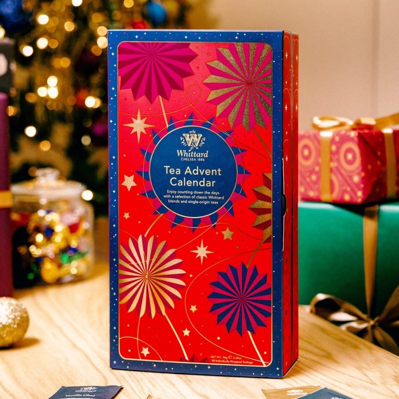 El Calendario de Adviento de Tés de Whittard Chelsea contiene 24 ventanas y en cada una hay 2 tés o infusiones, en total podrás disfrutar de 48 tés o infusiones diferentes.

¿Qué vas a encontrar?

Christmas Tea, Darjeeling, Darling Grey, Earl Grey, Elderflower & Apple, English Breakfast, English Rose, Festive Breakfast y las siguientes infusiones sin cafeína: Lemon & Ginger, Mango & Bergamot, Camomile (Manzanilla), Peppermint (Menta), Rooibos, Peach (melocotón), Raspberry & Rose, Refresh, Sleepy, Very Berry Crush y Mulled Wine.

Estos tés son aptos para vegetarianos y veganos.

Este Calendario presentado en una preciosa caha es ideal para regalar a un «tea lover» por Navidad combinándola con algunas galletas y chocolates, puedes encontrar inspiración aquí.

En INHALA somos expertas en tés, infusiones y cafés, nos avalan 30 años de experiencia.

Te esperamos en nuestra tienda de Portalet, 9 de Granollers, Barcelona, muchas ganas de conocerte.