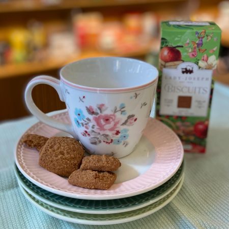 Les galetes biscuits "Apple Pie" de Lady Joseph estan elaborades a La Rioja de manera artesanal i es presenten en una bonica capsa de cartró amb un estil molt elegant, són idelas per acompanyar un cafè o un te, el sabor de la canyella fa Tardor...

Són veganes i estan elaborades amb oli d'oliva enlloc de mantega.

NO contenen oli de palma ni aditius ni conservants artificials.

Per Sant Valentí segur també agradarà l’edició LOVE, les galetes de xocolata amb forma de cor.

Serà bonic compartir una galeta d’aquestes i un cafè, te o infusió en una freda tarda d’ hivern.

També tenim les de Lemon curd, les galetes per Nadal Christmas amb cacau, les LOVE Edition, les farcides de Xocolata, les de Caramel i Sèsam i les Winter Cookies, totes elles delicioses, pots veure la nostra selecció aquí.

*Aptes per vegetarians i vegans.

*Contenen gluten.

A INHALA Cafès i Tes t’oferim una delciosa selecció de galetes i xocolates per acompanyar els teus moments de cafès i tes.

Estem a Portalet, 9 de Granollers, Barcelona.