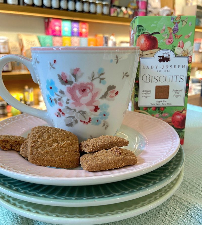 Les galetes biscuits "Apple Pie" de Lady Joseph estan elaborades a La Rioja de manera artesanal i es presenten en una bonica capsa de cartró amb un estil molt elegant, són idelas per acompanyar un cafè o un te, el sabor de la canyella fa Tardor...

Són veganes i estan elaborades amb oli d'oliva enlloc de mantega.

NO contenen oli de palma ni aditius ni conservants artificials.

Per Sant Valentí segur també agradarà l’edició LOVE, les galetes de xocolata amb forma de cor.

Serà bonic compartir una galeta d’aquestes i un cafè, te o infusió en una freda tarda d’ hivern.

També tenim les de Lemon curd, les galetes per Nadal Christmas amb cacau, les LOVE Edition, les farcides de Xocolata, les de Caramel i Sèsam i les Winter Cookies, totes elles delicioses, pots veure la nostra selecció aquí.

*Aptes per vegetarians i vegans.

*Contenen gluten.

A INHALA Cafès i Tes t’oferim una delciosa selecció de galetes i xocolates per acompanyar els teus moments de cafès i tes.

Estem a Portalet, 9 de Granollers, Barcelona.