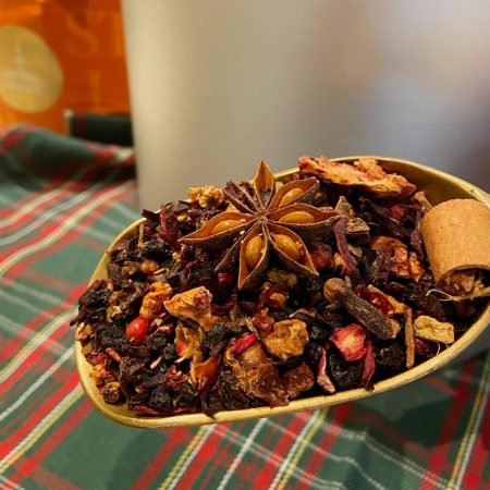 La infusión "Noël fruit tea" es protagonista en nuestra selección de tés e infusiones cuando llega el invierno, no puede faltar por Navidad. Es ideal para tomar en cualquier momento del día, especialmente en una sobremesa acompañando un trozo de panettone. Sus ingredientes son trozos de fresa, canela, anís estrellado, pétalos de hibiscus, manzana y pimienta rosa. El tiempo de infusión recomendado es de 5 a 10 minutos. En INHALA Cafés y Tés también tenemos otras infusiones similares como Mango Passion, San Francisco, Equilibrio, Mint Splash, Tila Nights, Cool Mint, Ginger & Lemon, Pausa & Relax, California fruit tea, Wintertime fruit tea, Piña Colada y muchas más que podrás descubrir cuando nos visites. Son servidas en bolsas de papel kraft con 100 gramos de peso neto, pero si necesitas otra cantidad, por favor, no dudes en llamarnos o contactar con nosotras por e-mail a info@inhala.net. *Con 100 grs podrás preparar 30 tazas aprox. Somos INHALA, boutique especializada en cafés, tés e infusiones y chocolates en Portalet, 9 de Granollers, Barcelona.