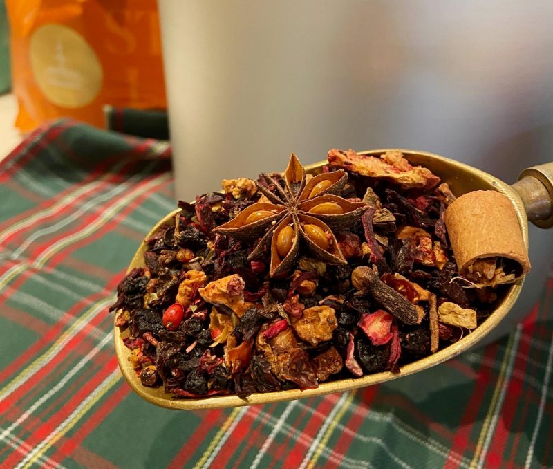 La infusión "Noël fruit tea" es protagonista en nuestra selección de tés e infusiones cuando llega el invierno, no puede faltar por Navidad. Es ideal para tomar en cualquier momento del día, especialmente en una sobremesa acompañando un trozo de panettone. Sus ingredientes son trozos de fresa, canela, anís estrellado, pétalos de hibiscus, manzana y pimienta rosa. El tiempo de infusión recomendado es de 5 a 10 minutos. En INHALA Cafés y Tés también tenemos otras infusiones similares como Mango Passion, San Francisco, Equilibrio, Mint Splash, Tila Nights, Cool Mint, Ginger & Lemon, Pausa & Relax, California fruit tea, Wintertime fruit tea, Piña Colada y muchas más que podrás descubrir cuando nos visites. Son servidas en bolsas de papel kraft con 100 gramos de peso neto, pero si necesitas otra cantidad, por favor, no dudes en llamarnos o contactar con nosotras por e-mail a info@inhala.net. *Con 100 grs podrás preparar 30 tazas aprox. Somos INHALA, boutique especializada en cafés, tés e infusiones y chocolates en Portalet, 9 de Granollers, Barcelona.