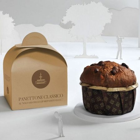 El Panettone amb panses de “Malvasia delle Lipari Passito D.O.C.” i pell de taronja confitada de Sicília és una autèntica delícia.

Acabats d'arribar directament de Sicilia i elaborats de manera artesana amb ingredients locals, no esperis al Nadal per tastar-lo, potser ja no ens en quedaran...

Presentat en una bonica i original capsa de cartró amb un estil rústic, aquest panettone és ideal per a regalar i per acompanyar un te de tarda tanmateix.

Pes net 500 grs.

Aquests panettones són perfectes per fer un regal, sempre quedaràs molt bé i qui el rebi se n’enamorarà com per exemple, l’edició especial per aquest Nadal del Panettone Montenero de Fiasconaro, és una autèntica delícia que combina el cacau i la pell de llimona.

En INHALA Cafés y Tés hace muchos años que los panettones y pandoros llegan en esta época del año, son protagonistas de sobremesas acompañando un buen café, té o infusión.

Tampoco pueden faltar los panettones Albertengo que nos llegan directamente desde Torino (Norte de Italia), hemos elegido los siguientes panettones para las fiestas de Navidad: Chocolate, Chocolate y Naranja, Moscato, al Limone y más sorpresas.

Estem a Portalet, 9 de Granollers, Barcelona.

*Recordar-te que quan arriba la Primavera podrem oferir-te una deliciosa selecció de la Colomba.