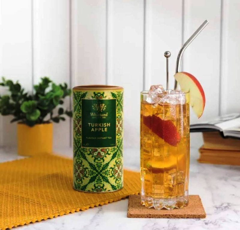 El té instantáneo de Manzana "Apple Tea" de Whittard Chelsea es perfecto para preparar una bebida caliente y reconfortante de una manera muy rápida y fácil y su sabor auténtico de manzana es ideal para los amantes de lo «dulce».

Viene presentado en una bonito tarro con 450 gramos con los que podrás preparar 22 tazas de té (20 gramos por taza).

Ideal para preparar en caliente o frío, delicioso de las dos maneras:

EN CALIENTE

Disuelve 3 cucharas de postre (20 gramos) en 200 ml de agua caliente.
Remueve y ya está listo para disfrutar!

EN FRÍO

Pon 3 cucharadas de postre (20 g) en un vaso.
Añade 50 ml de agua caliente y remueve.
Después añade 150 ml de agua muy fría.
Sirve con hielo y decora con trozos de fruta (manzana, frambuesas, lima verde, naranja, limón, fresas)

También podemos ofrecerte el té instantáneo Dreamtime, el de «Mango y Fruta de la Pasión», el de «Mango y Lichi» y el de «Frambuesa y Cranberry» ¡todos son buenísimos!

Es apto para vegetarianos y veganos.

Ingredientes: azúcar, regulador de acidez E330 (ácido cítrico), extracto de té negro (1%), aromas, colorante E163 (anthocyanina).

En INHALA puedes encontrar una selección de cafés, tés e infusiones.

Estamos en Portalet, 9, Granollers, Barcelona.