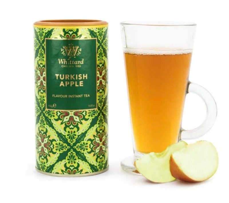 El té instantáneo de Manzana "Apple Tea" de Whittard Chelsea es perfecto para preparar una bebida caliente y reconfortante de una manera muy rápida y fácil y su sabor auténtico de manzana es ideal para los amantes de lo «dulce».

Viene presentado en una bonito tarro con 450 gramos con los que podrás preparar 22 tazas de té (20 gramos por taza).

Ideal para preparar en caliente o frío, delicioso de las dos maneras:

EN CALIENTE

Disuelve 3 cucharas de postre (20 gramos) en 200 ml de agua caliente.
Remueve y ya está listo para disfrutar!

EN FRÍO

Pon 3 cucharadas de postre (20 g) en un vaso.
Añade 50 ml de agua caliente y remueve.
Después añade 150 ml de agua muy fría.
Sirve con hielo y decora con trozos de fruta (manzana, frambuesas, lima verde, naranja, limón, fresas)

También podemos ofrecerte el té instantáneo Dreamtime, el de «Mango y Fruta de la Pasión», el de «Mango y Lichi» y el de «Frambuesa y Cranberry» ¡todos son buenísimos!

Es apto para vegetarianos y veganos.

Ingredientes: azúcar, regulador de acidez E330 (ácido cítrico), extracto de té negro (1%), aromas, colorante E163 (anthocyanina).

En INHALA puedes encontrar una selección de cafés, tés e infusiones.

Estamos en Portalet, 9, Granollers, Barcelona.