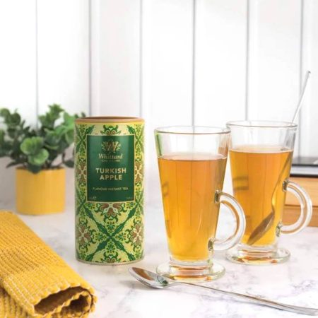 El té instantáneo de Manzana "Apple Tea" de Whittard Chelsea es perfecto para preparar una bebida caliente y reconfortante de una manera muy rápida y fácil y su sabor auténtico de manzana es ideal para los amantes de lo «dulce».

Viene presentado en una bonito tarro con 450 gramos con los que podrás preparar 22 tazas de té (20 gramos por taza).

Ideal para preparar en caliente o frío, delicioso de las dos maneras:

EN CALIENTE

Disuelve 3 cucharas de postre (20 gramos) en 200 ml de agua caliente.
Remueve y ya está listo para disfrutar!

EN FRÍO

Pon 3 cucharadas de postre (20 g) en un vaso.
Añade 50 ml de agua caliente y remueve.
Después añade 150 ml de agua muy fría.
Sirve con hielo y decora con trozos de fruta (manzana, frambuesas, lima verde, naranja, limón, fresas)

También podemos ofrecerte el té instantáneo Dreamtime, el de «Mango y Fruta de la Pasión», el de «Mango y Lichi» y el de «Frambuesa y Cranberry» ¡todos son buenísimos!

Es apto para vegetarianos y veganos.

Ingredientes: azúcar, regulador de acidez E330 (ácido cítrico), extracto de té negro (1%), aromas, colorante E163 (anthocyanina).

En INHALA puedes encontrar una selección de cafés, tés e infusiones.

Estamos en Portalet, 9, Granollers, Barcelona.