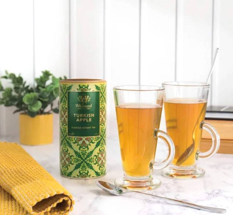 El té instantáneo de Manzana "Apple Tea" de Whittard Chelsea es perfecto para preparar una bebida caliente y reconfortante de una manera muy rápida y fácil y su sabor auténtico de manzana es ideal para los amantes de lo «dulce».

Viene presentado en una bonito tarro con 450 gramos con los que podrás preparar 22 tazas de té (20 gramos por taza).

Ideal para preparar en caliente o frío, delicioso de las dos maneras:

EN CALIENTE

Disuelve 3 cucharas de postre (20 gramos) en 200 ml de agua caliente.
Remueve y ya está listo para disfrutar!

EN FRÍO

Pon 3 cucharadas de postre (20 g) en un vaso.
Añade 50 ml de agua caliente y remueve.
Después añade 150 ml de agua muy fría.
Sirve con hielo y decora con trozos de fruta (manzana, frambuesas, lima verde, naranja, limón, fresas)

También podemos ofrecerte el té instantáneo Dreamtime, el de «Mango y Fruta de la Pasión», el de «Mango y Lichi» y el de «Frambuesa y Cranberry» ¡todos son buenísimos!

Es apto para vegetarianos y veganos.

Ingredientes: azúcar, regulador de acidez E330 (ácido cítrico), extracto de té negro (1%), aromas, colorante E163 (anthocyanina).

En INHALA puedes encontrar una selección de cafés, tés e infusiones.

Estamos en Portalet, 9, Granollers, Barcelona.