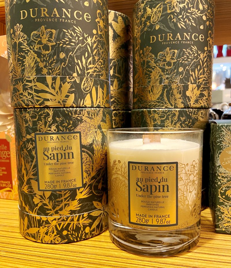 La vela perfumada crepitante «Au pied du Sapin» de Durance tiene una fragancia balsámica de abeto, cedro y pino que la hace ideal para la época invernal y Navidad.

Su mecha es de madera y al encenderla podrás oír como crepita, escucharás ese sonido de la leña cuando va quemando en la chimenea.

Peso neto 280 gramos, combustión +50 horas.

Las velas de la firma francesa Durance están elaboradas de manera artesanal en la Provenza y son perfectas para hacer un regalo especial.

Tenemos otras velas con exquisitas fragancias de esta firma francesa como la de Canela y Naranja, "Pera Suculenta", Jacinto y más detalles para ambientar tu hogar.

En INHALA Cafés y Tés somos punto de venta de velas Durance y Cerabella, siempre intentaremos sorprenderte con nuevos perfumes.

Estamos en Portalet, 9 de Granollers, Barcelona.

Y nuestra tienda Online siempre está abierta para tí.