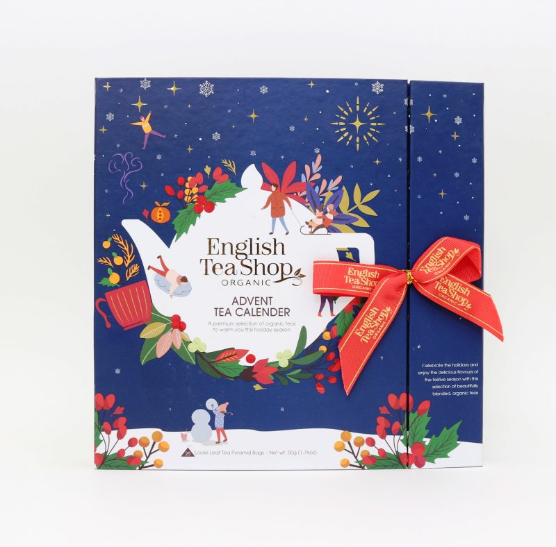 Calendario Adviento de Tés e Infusiones English TeaShop caja lazo. Este calendario presentado en una elegante caja es un regalo perfecto para un «tea lover» por Navidad combinándola con algunas galletas y chocolates, puedes encontrar inspiración aquí. En INHALA somos expertas en tés, infusiones y cafés, nos avalan 30 años de experiencia. Te esperamos en nuestra tienda de Portalet, 9 de Granollers, Barcelona, muchas ganas de conocerte.