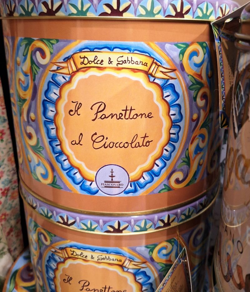 El Panettone de Chocolate "Dolce & Gabbana" de Fiasconaro de 500 grs. de peso neto viene presentado en una caja metálica con un diseño exclusivo de Dolce & Gabbana, es mucho más que un dulce, es un himno a la excelencia del Made in Italy.

La masa es tierna, con doble fermentación con levadura natural, enriquecida con chocolate extra negro y con leche.

Sin pasas sultanas ni cítricos confitados, es perfecto para los amantes del chocolate en cada bocado.

Elaborado artesanalmente en los obradores de Fiasconaro en Castelbuono, Sicilia.

Este panettone exalta la antigua tradición pastelera siciliana fusionándola con el refinamiento del diseño italiano de Dolce & Gabbana, una colaboración única en la que el arte pastelero se une a la elegancia.

Además, gracias a la bolsa a juego firmada D&G, se convierte en una idea de regalo exclusiva y refinada, que combina sabor y estilo en una experiencia verdaderamente única.

Estos panettones son ideales para hacer un regalo ya que su sabor enamora a quién lo prueba como por ejemplo el Panettone con Malvasia o el Panettone Montenero de Fiasconaro, una auténtica delicia que combina el cacao y el limón.

Tampoco pueden faltar los panettones Albertengo que nos llegan directamente desde Torino (Norte de Italia), hemos elegido los siguientes panettones para las fiestas de Navidad: Chocolate, Chocolate y Naranja, Moscato, al Limone y más recetas sorpresa.

En INHALA Cafés y Tés hace muchos años que los panettones y pandoros llegan en esta época del año, son protagonistas de sobremesas.

También son ideales en un desayuno o merienda acompañando un buen café, té o infusión.

Estamos en Portalet, 9 de Granollers, Barcelona.

*Recordarte que cuando llega la Primavera tenemos una deliciosa selección de la Colomba.