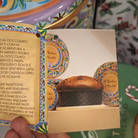 El Panettone de Chocolate "Dolce & Gabbana" de Fiasconaro de 500 grs. de peso neto viene presentado en una caja metálica con un diseño exclusivo de Dolce & Gabbana, es mucho más que un dulce, es un himno a la excelencia del Made in Italy.

La masa es tierna, con doble fermentación con levadura natural, enriquecida con chocolate extra negro y con leche.

Sin pasas sultanas ni cítricos confitados, es perfecto para los amantes del chocolate en cada bocado.

Elaborado artesanalmente en los obradores de Fiasconaro en Castelbuono, Sicilia.

Este panettone exalta la antigua tradición pastelera siciliana fusionándola con el refinamiento del diseño italiano de Dolce & Gabbana, una colaboración única en la que el arte pastelero se une a la elegancia.

Además, gracias a la bolsa a juego firmada D&G, se convierte en una idea de regalo exclusiva y refinada, que combina sabor y estilo en una experiencia verdaderamente única.

Estos panettones son ideales para hacer un regalo ya que su sabor enamora a quién lo prueba como por ejemplo el Panettone con Malvasia o el Panettone Montenero de Fiasconaro, una auténtica delicia que combina el cacao y el limón.

Tampoco pueden faltar los panettones Albertengo que nos llegan directamente desde Torino (Norte de Italia), hemos elegido los siguientes panettones para las fiestas de Navidad: Chocolate, Chocolate y Naranja, Moscato, al Limone y más recetas sorpresa.

En INHALA Cafés y Tés hace muchos años que los panettones y pandoros llegan en esta época del año, son protagonistas de sobremesas.

También son ideales en un desayuno o merienda acompañando un buen café, té o infusión.

Estamos en Portalet, 9 de Granollers, Barcelona.

*Recordarte que cuando llega la Primavera tenemos una deliciosa selección de la Colomba.