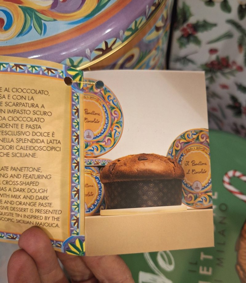 El Panettone de Chocolate "Dolce & Gabbana" de Fiasconaro de 500 grs. de peso neto viene presentado en una caja metálica con un diseño exclusivo de Dolce & Gabbana, es mucho más que un dulce, es un himno a la excelencia del Made in Italy.

La masa es tierna, con doble fermentación con levadura natural, enriquecida con chocolate extra negro y con leche.

Sin pasas sultanas ni cítricos confitados, es perfecto para los amantes del chocolate en cada bocado.

Elaborado artesanalmente en los obradores de Fiasconaro en Castelbuono, Sicilia.

Este panettone exalta la antigua tradición pastelera siciliana fusionándola con el refinamiento del diseño italiano de Dolce & Gabbana, una colaboración única en la que el arte pastelero se une a la elegancia.

Además, gracias a la bolsa a juego firmada D&G, se convierte en una idea de regalo exclusiva y refinada, que combina sabor y estilo en una experiencia verdaderamente única.

Estos panettones son ideales para hacer un regalo ya que su sabor enamora a quién lo prueba como por ejemplo el Panettone con Malvasia o el Panettone Montenero de Fiasconaro, una auténtica delicia que combina el cacao y el limón.

Tampoco pueden faltar los panettones Albertengo que nos llegan directamente desde Torino (Norte de Italia), hemos elegido los siguientes panettones para las fiestas de Navidad: Chocolate, Chocolate y Naranja, Moscato, al Limone y más recetas sorpresa.

En INHALA Cafés y Tés hace muchos años que los panettones y pandoros llegan en esta época del año, son protagonistas de sobremesas.

También son ideales en un desayuno o merienda acompañando un buen café, té o infusión.

Estamos en Portalet, 9 de Granollers, Barcelona.

*Recordarte que cuando llega la Primavera tenemos una deliciosa selección de la Colomba.