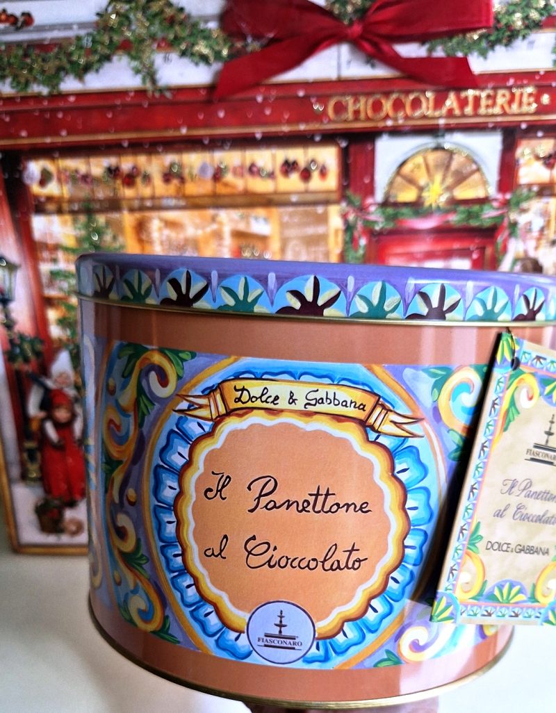 El Panettone de Chocolate "Dolce & Gabbana" de Fiasconaro de 500 grs. de peso neto viene presentado en una caja metálica con un diseño exclusivo de Dolce & Gabbana, es mucho más que un dulce, es un himno a la excelencia del Made in Italy.

La masa es tierna, con doble fermentación con levadura natural, enriquecida con chocolate extra negro y con leche.

Sin pasas sultanas ni cítricos confitados, es perfecto para los amantes del chocolate en cada bocado.

Elaborado artesanalmente en los obradores de Fiasconaro en Castelbuono, Sicilia.

Este panettone exalta la antigua tradición pastelera siciliana fusionándola con el refinamiento del diseño italiano de Dolce & Gabbana, una colaboración única en la que el arte pastelero se une a la elegancia.

Además, gracias a la bolsa a juego firmada D&G, se convierte en una idea de regalo exclusiva y refinada, que combina sabor y estilo en una experiencia verdaderamente única.

Estos panettones son ideales para hacer un regalo ya que su sabor enamora a quién lo prueba como por ejemplo el Panettone con Malvasia o el Panettone Montenero de Fiasconaro, una auténtica delicia que combina el cacao y el limón.

Tampoco pueden faltar los panettones Albertengo que nos llegan directamente desde Torino (Norte de Italia), hemos elegido los siguientes panettones para las fiestas de Navidad: Chocolate, Chocolate y Naranja, Moscato, al Limone y más recetas sorpresa.

En INHALA Cafés y Tés hace muchos años que los panettones y pandoros llegan en esta época del año, son protagonistas de sobremesas.

También son ideales en un desayuno o merienda acompañando un buen café, té o infusión.

Estamos en Portalet, 9 de Granollers, Barcelona.

*Recordarte que cuando llega la Primavera tenemos una deliciosa selección de la Colomba.