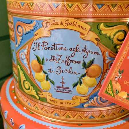 El Panettone de Cítricos y Azafrán de Fiasconaro es una edición limitada para esta Navidad. El diseño de la caja metálica es de  "Dolce & Gabbana" y es espectacular, un diseño exclusivo, es mucho más que un dulce, es un himno a la excelencia del Made in Italy. El panettone tiene un peso de 500 grs. La masa es tierna, con doble fermentación con levadura natural, enriquecida con la piel de cítricos confitados y un toque de azafrán, una delicia en cada bocado. Elaborado artesanalmente en los obradores de Fiasconaro en Castelbuono, Sicilia. Este panettone exalta la antigua tradición pastelera siciliana fusionándola con el refinamiento del diseño italiano de Dolce & Gabbana, una colaboración única en la que el arte pastelero se une a la elegancia. Además, gracias a la bolsa a juego diseñada por Dolce & Gabbana, se convierte en una idea de regalo exclusiva y refinada, que combina sabor y estilo en una experiencia verdaderamente única. Estos panettones son ideales para hacer un regalo ya que su sabor enamora a quién lo prueba como por ejemplo el Panettone con Malvasia o el Panettone Montenero de Fiasconaro, una auténtica delicia que combina el cacao y el limón. Tampoco pueden faltar los panettones Albertengo que nos llegan directamente desde Torino (Norte de Italia), hemos elegido los siguientes panettones para las fiestas de Navidad: Chocolate, Chocolate y Naranja, Moscato, al Limone y más recetas sorpresa. En INHALA Cafés y Tés hace muchos años que los panettones y pandoros llegan en esta época del año, son protagonistas de sobremesas. También son ideales en un desayuno o merienda acompañando un buen café, té o infusión. Estamos en Portalet, 9 de Granollers, Barcelona. *Recordarte que cuando llega la Primavera tenemos una deliciosa selección de la Colomba.